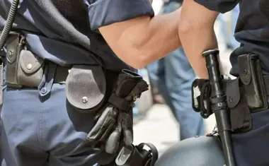 Ponad 650 zarzutów dla 41-latka. Fałszywe domki i broń