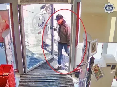 W sosnowieckich drogeriach zniknęło mienie - policja pokazuje wizerunek mężczyzny